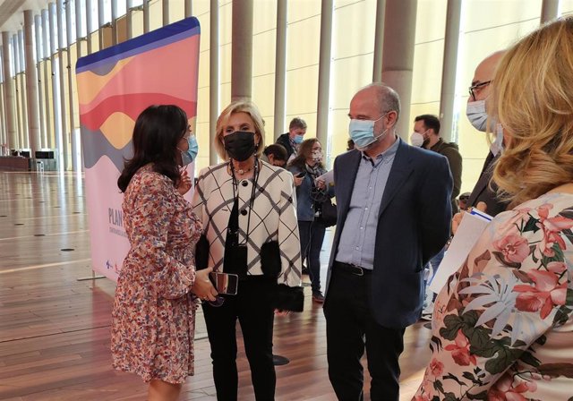 La consejera de Sanidad, Verónica Casado, (segunda por la izquierda) momentos antes de participar en la jornada de presentación del Plan Persona.