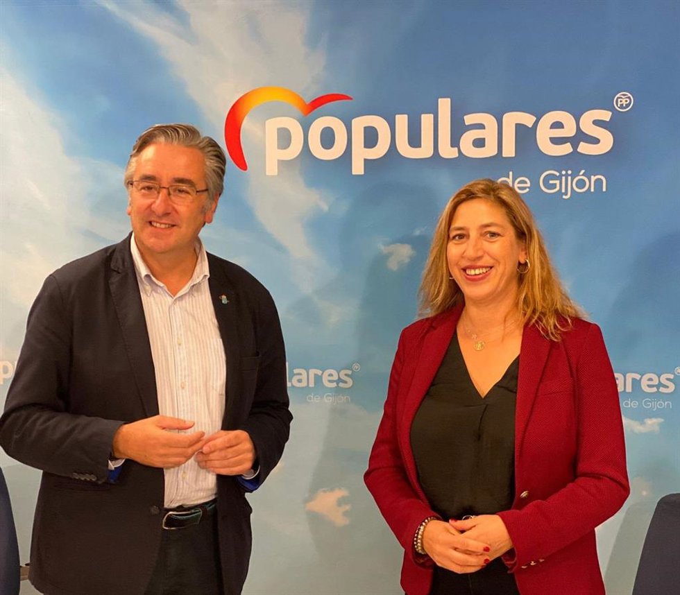 El presidente PP gijonés y diputado regional, Pablo González, y la que fuera gerente del  Teatro Jovellanosde Gijón con Foro, Teresa Sánchez, en rueda de prensa