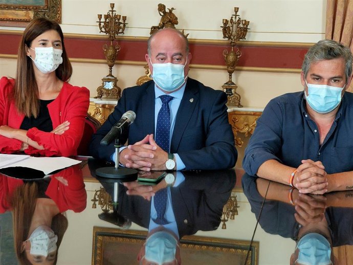 Mónica Alejo, Manuel Barón y Ángel González en una rueda de prensa en Antequera