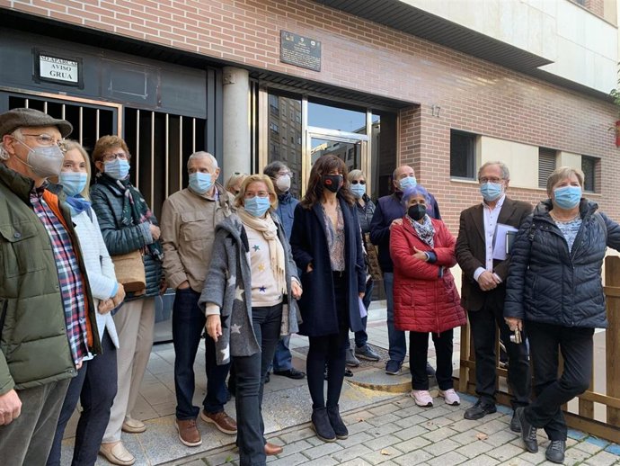 Los concejales Ana Redondo y Manuel Saravia junto a vecinos del barrio de San Juan, ante la placa en homenaje al doctor Nemesio Montero.