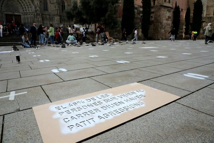 Arrels recuerda a los 69 sin techo que han muerto en Barcelona con una acción en la plaza Nova