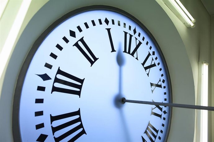 Archivo - El reloj de la Puerta del Sol.