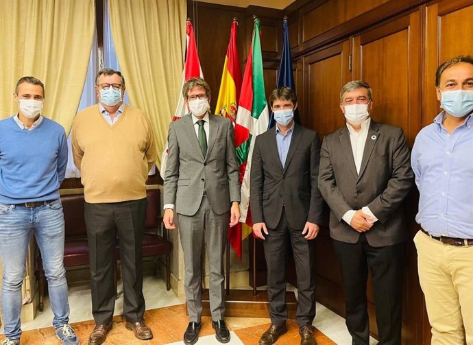 Encuentro entre representantes locales de Sevilla y Vitoria para abordar el anillo verde metropolitano sevillano