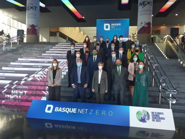 La consejera Arantxa Tapia con representantes de los cluster industriales de Euskadi en la presentación de "Basque Net Zero Industrial Super Cluster",