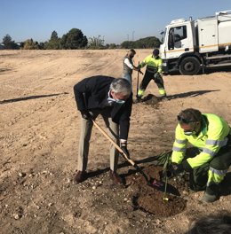 El alcalde de Zaragoza, Jorge Azcón, planta un almendro en el inicio de la creación del bosque de los zaragozanos