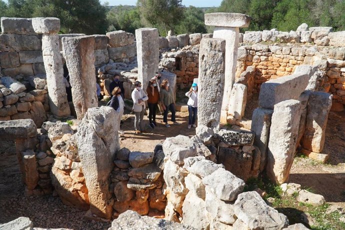Visita de Armengol y Company al poblado talayótico.