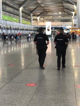 Archivo - Agentes de la Policía Nacional en el aeropuerto de Málaga