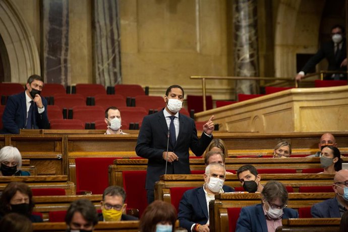El líder de Vox en Catalunya, Ignacio Garriga, en el pleno del Parlament. 