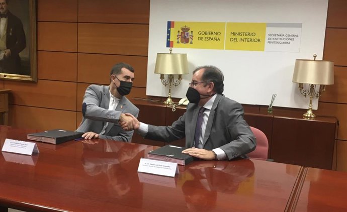 El consejero Eduardo Santos con el secretario general de Institucions Penitenciarias, Ángel Luis Ortiz