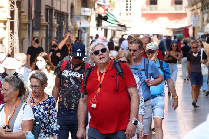Varios turistas pasean por la calles de Málaga (archivo)