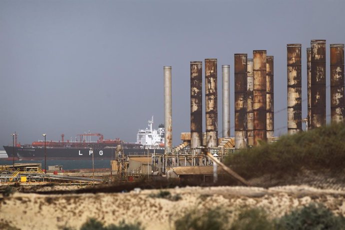 Archivo - Un petrolero frente a las instalaciones petroleras de la ciudad de Brega, en el este de Libia