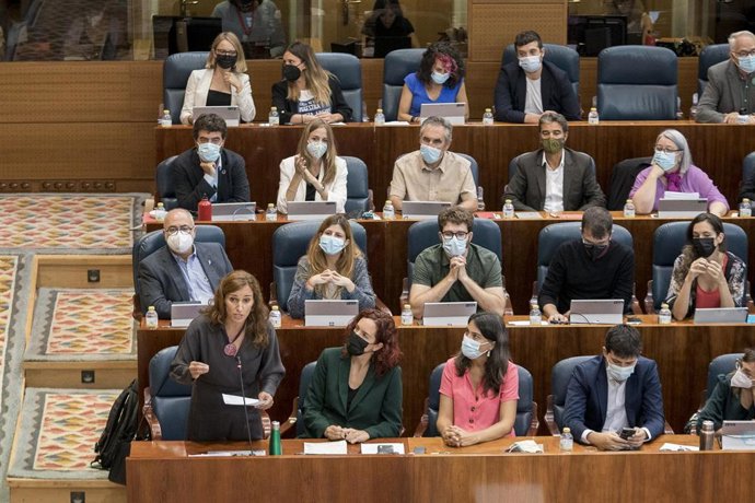 Archivo - La portavoz de Más Madrid, Mónica García (1i, primera fila), y la diputada María Pastor (2i, primera fila) en una sesión de control al Gobierno de la Comunidad de Madrid en la Asamblea de Madrid, a 16 de septiembre de 2021, en Madrid, (España)