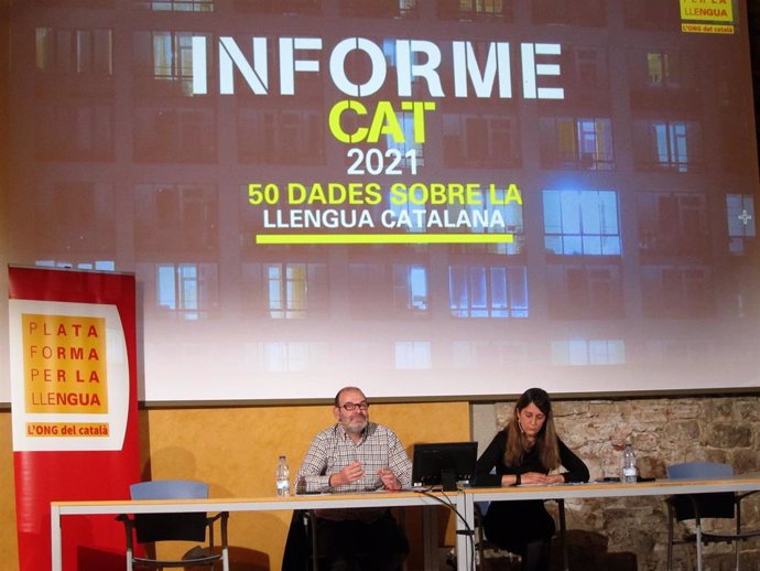 Presentación del 'InformeCAT 2021' de Plataforma per la Llengua con su presidente scar Escuder y su directora Neus Mestres