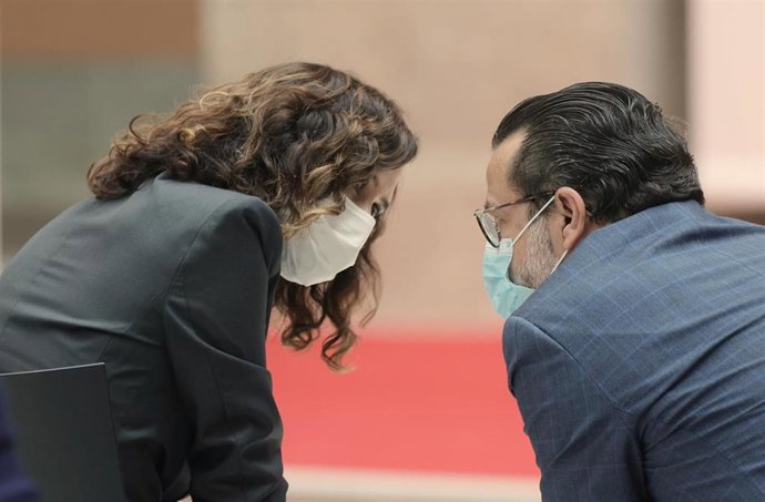 Archivo - La presidenta de la Comunidad de Madrid, Isabel Díaz Ayuso y el consejero de Economía, Hacienda y Empleo del Gobierno regional, Javier Fernández-Lasquetty, durante la firma de la Estrategia Madrid por el Empleo 2021-23, en la Real Casa de Corr