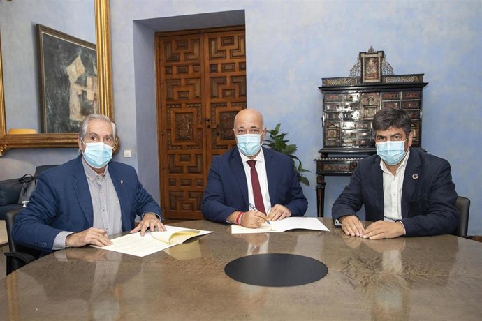 El presidente de la Diputación de Córdoba, Antonio Ruiz (centro), en la firma con la asociación Apannedis.