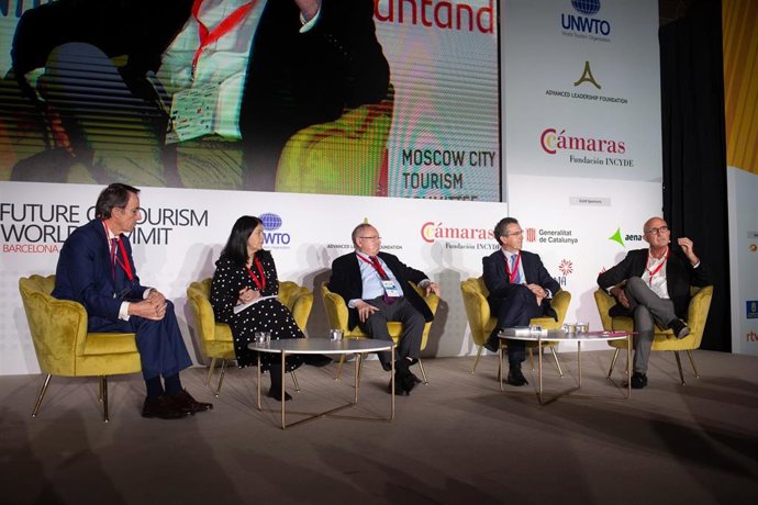 El presidente de Cajamar, Eduardo Baamonde; el presidente de la Cámara de Comercio de España, José Luís Bonet; el presidente de González Byass, Mauricio González-Gordon Byass, y jefa de Mercado Inteligente de la OMT Sandra Carvao en una mesa redonda