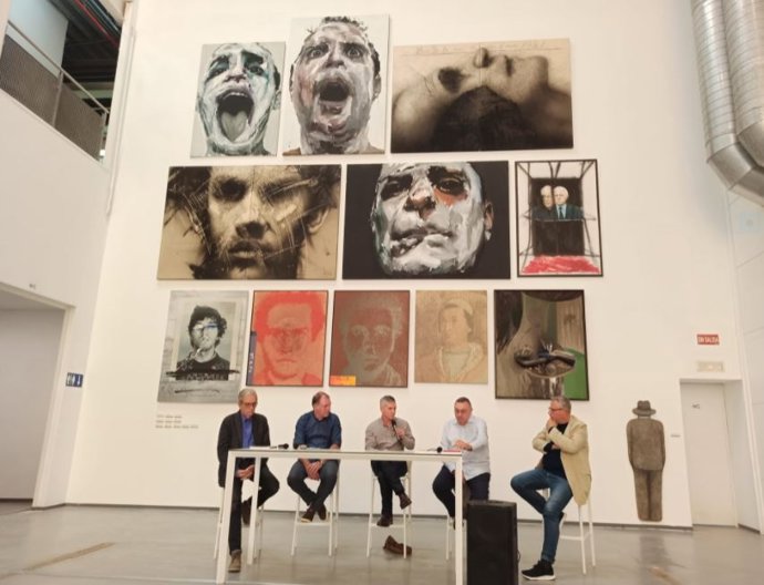 Presentación de la exposición de la colección colectiva del centro de arte contemporáneo centmtresducentredumonde de Perpiñán en La Base de la Marina de Valncia.