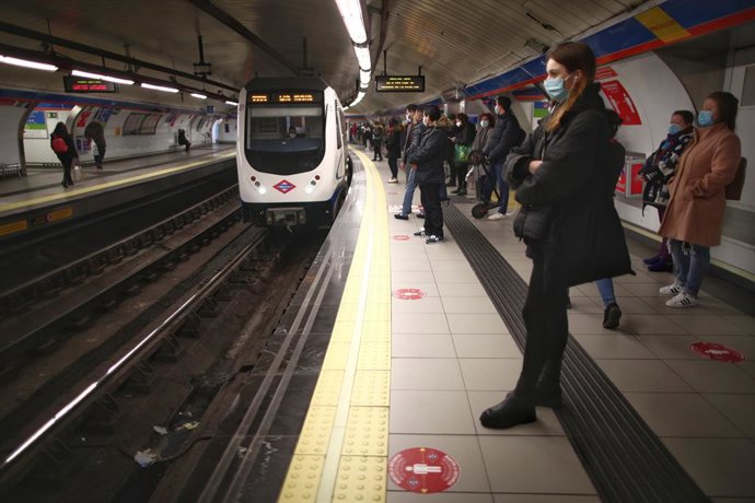 Archivo - Varios pasajeros esperan en un andén de metro de la estación de Sol el mismo día en que entran en vigor nuevas restricciones en la región por el Covid-19, en Madrid, (España), a 1 de febrero de 2021. A partir de hoy en Madrid, se amplían a 19 