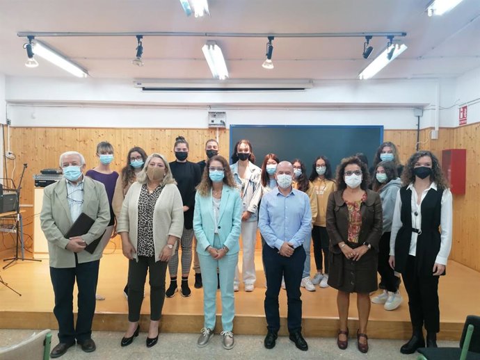 El IES Al-Ándalus de Almuñécar ha celebrado la inauguración oficial de la primera promoción de Bachillerato de Artes, a la que ha asistido la delegada de Educación y Deporte en Granada, Ana Berrocal.