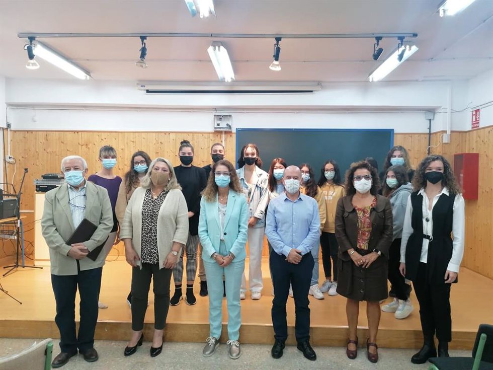 El IES Al-Ándalus de Almuñécar ha celebrado la inauguración oficial de la primera promoción de Bachillerato de Artes, a la que ha asistido la delegada de Educación y Deporte en Granada, Ana Berrocal.