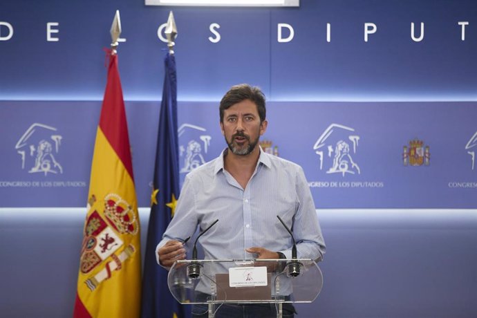 Archivo - El diputado de Galicia en Común-Unidas Podemos por A Coruña, Antón Gómez-Reino, en una rueda de prensa