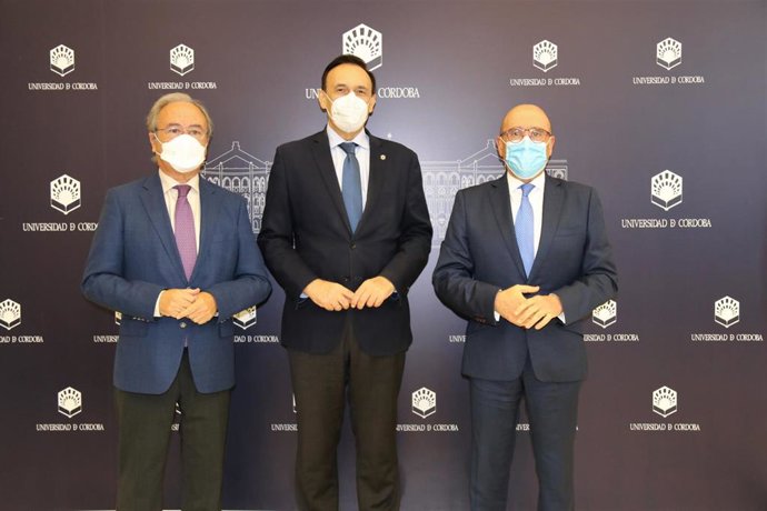 Gómez Villamandos (centro), entre Díaz y Barrena.