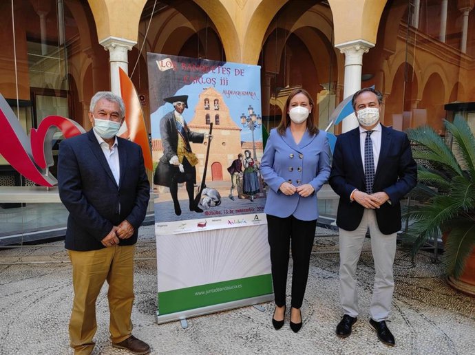 Los delegados territoriales de Turismo de la Junta de Andalucía en Córdoba y Jaén, Ángel Pimentel (dcha.) y Marián Adán, junto al alcalde de Aldeaquemada, Manuel Fernández.