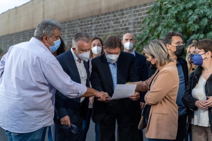 El ministro de Agricultura, Ganadería y Pesca, Luis Planas, en una visita a una explotación afectada por la lava junto al presidente de Canarias, Ángel Víctor Torres, y la consejera de Agricultura, Alicia Vanoostende