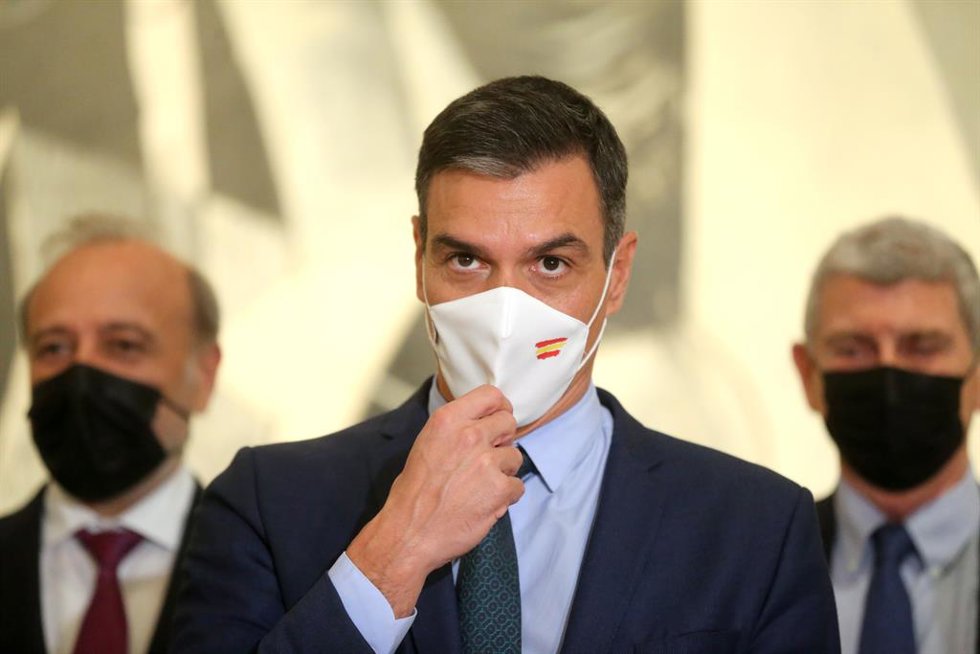 El presidente del Gobierno, Pedro Sánchez (c), durante la constitución de la Comisión Nacional del 50 aniversario de la muerte de Pablo Picasso, en el Museo Nacional Centro de Arte Reina Sofía, a 25 de octubre de 2021, en Madrid (España). El objetivo de