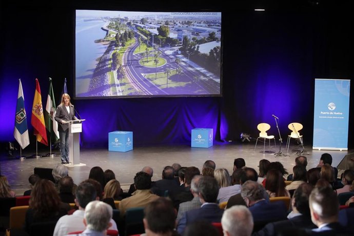 La presidenta del Puerto de Huelva, Pilar Miranda, preside el acto de las ayudas Puerto-Ciudad.