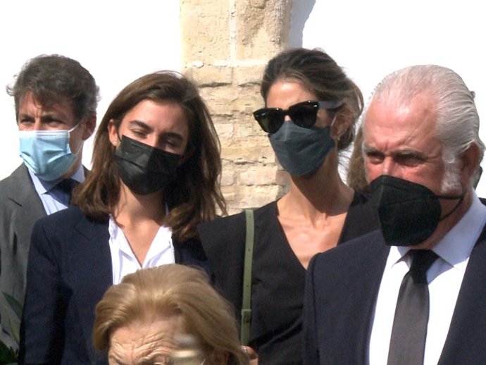 Inés Domecq, entre otros familiares, en el entierro de Mercedes Domecq