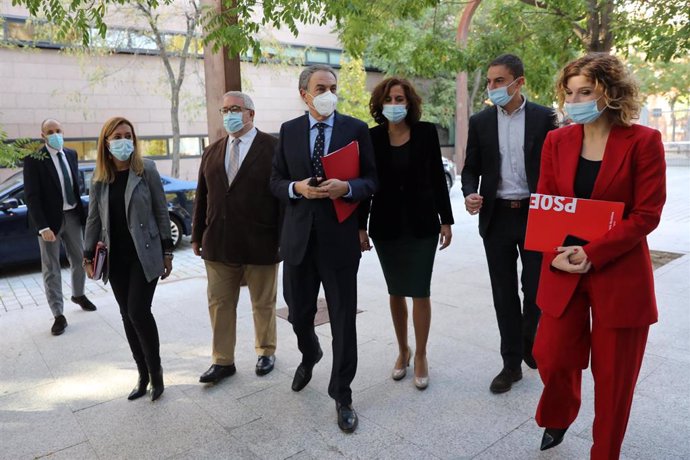 El expresidente del Gobierno José Luis Rodríguez Zapatero (4i) y la portavoz del PSOE en la Asamblea de Madrid, Hana Jalloul (d), a su llegada a las jornadas 'Diez años del fin de ETA: regeneración y memoria democrática' en la Asamblea de Madrid, a 27 d