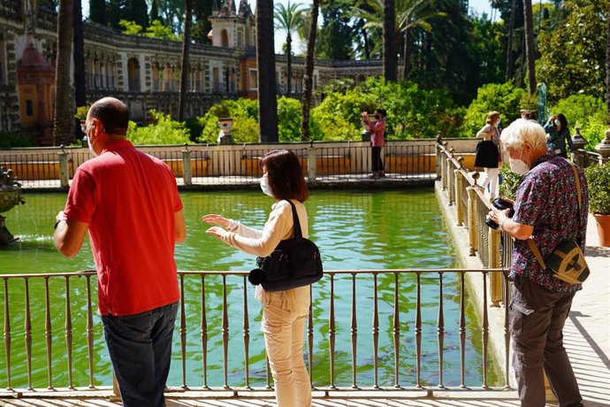 Archivo - Imagen de archivo de turistas en el Real Alcázar de Sevilla