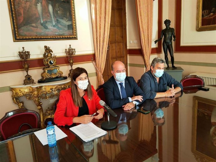 Mónica Alejo, Manuel Barón y Ángel González, en rueda de prensa en Antequera (Málaga)