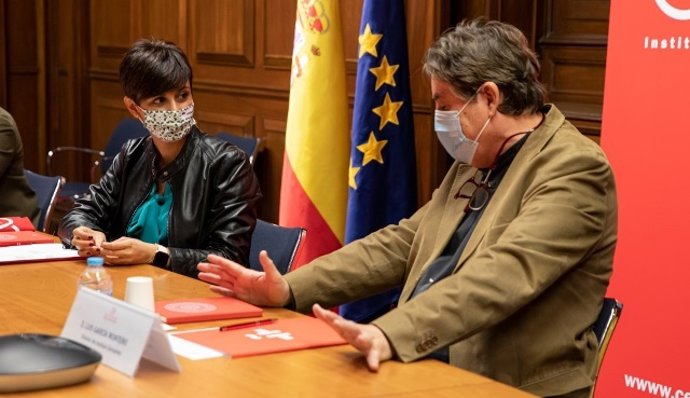 La ministra de Política Territorial, Isabel Rodríguez, y el director del Instituto Cervantes, Luis García Montero.