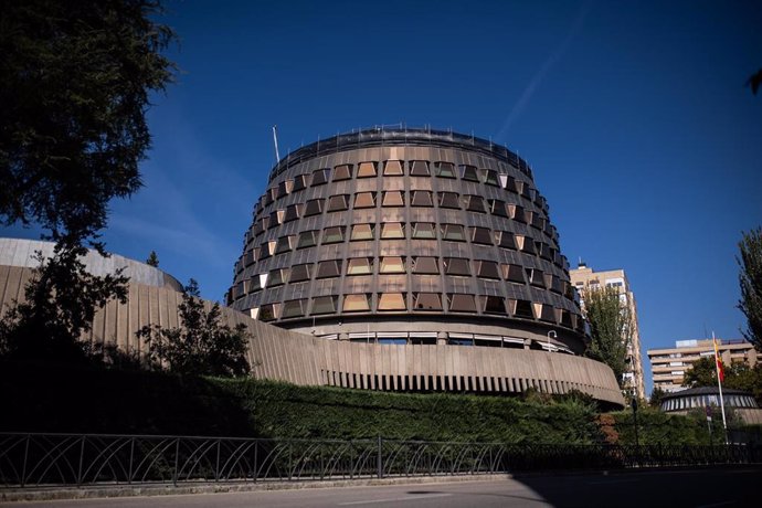 Fachada del Tribunal Constitucional, a 15 de octubre de 2021, en Madrid (España). El Gobierno y el PP han llegado a un acuerdo este jueves que permitirá renovar el Tribunal Constitucional, el Tribunal de Cuentas, el Defensor del Pueblo y la Agencia de P