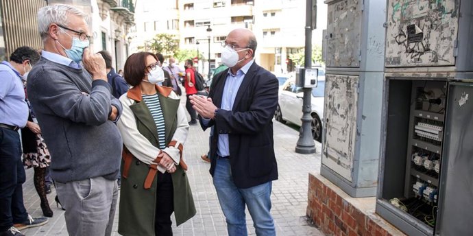 Archivo - El alcalde de de Valncia, Joan Ribó, acompañado de la concejala de Gestión de Recursos, Luisa Notario, asiste a la puesta en marcha de puntos de carga para vehículos eléctricos en farolas y pérgolas
