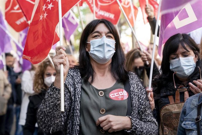 Una mujer perteneciente al personal de limpieza de los hospitales públicos sostiene una pancarta durante una protesta frente a la Consejería de Sanidad, a 27 de octubre de 2021, en Madrid, (España).