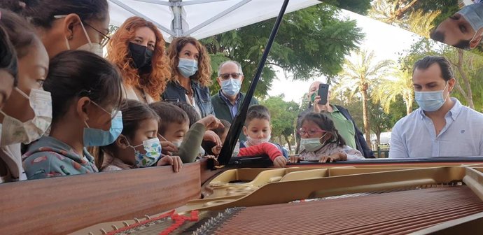 Música de piano en la calle para los niños de la Macarena