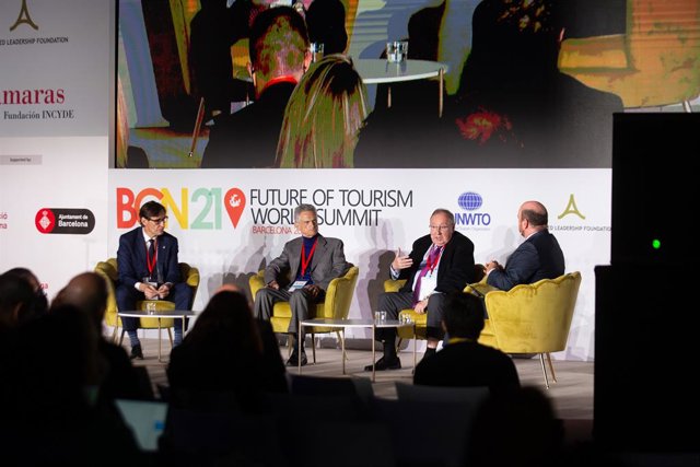 Salvador Illa, ex ministro de Sanidad, Luis Rojas-Marcos, psiquiatra y profesor en la Universidad de Nueva York, y José Luis Bonet, presidente de la Fundación INCYDE de las Cámaras de Comercio de España en la cumbre The Future Of Tourism World Summit