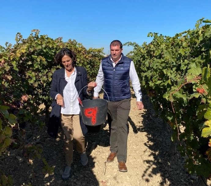 La consejera Itziar Gómez acompañada por el presidente de la DO Navarra, David Palacios.