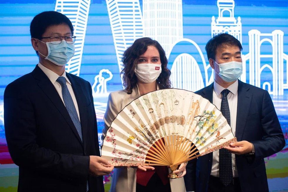 (I-D) El presidente de Huawei Europa, Li Peng; la presidenta de la Comunidad de Madrid, Isabel Díaz Ayuso y el presidente y CEO Huawei España, Eric Li, posan con un abanico que la presidenta de la Comunidad de Madrid, ha recibido como muestra de agradec