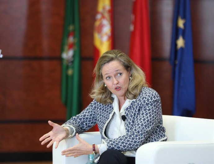 La vicepresidenta primera y ministra de Asuntos Económicos, Nadia Calviño, durante el diálogo con el catedrático emérito de economía de la empresa de la UAM, en la Facultad de Ciencias Económicas de la Universidad Autónoma de Madrid (UAM).