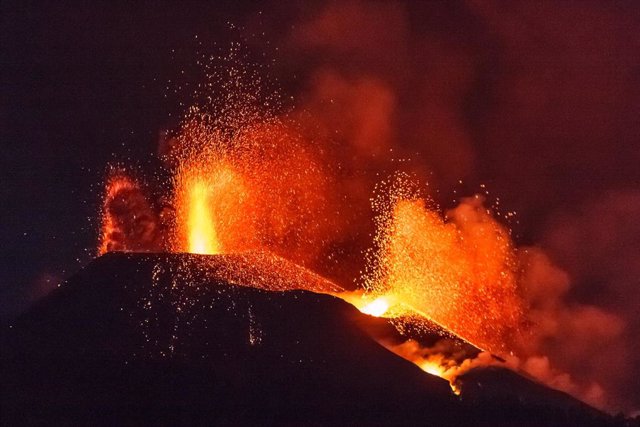 Lava y piroclastos emitidos por el volcán de Cumbre Vieja, a 20 de octubre de 2021, en La Palma, Santa Cruz de Tenerife, Canarias, (España).