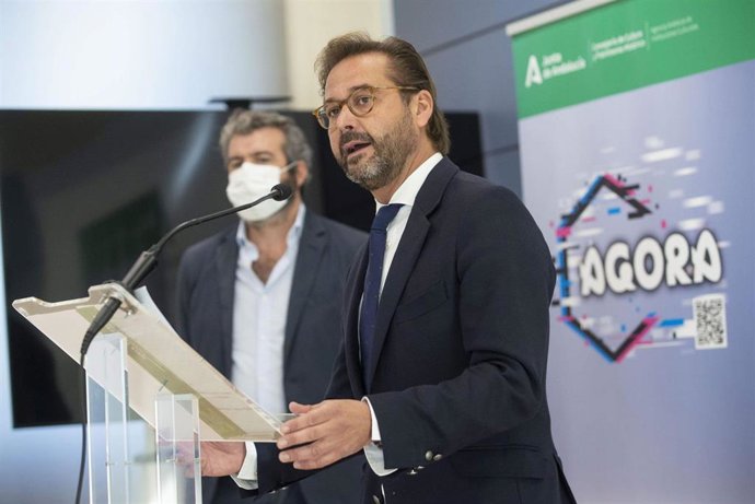El delegado Cultura y patrimonio Histórico, Antonio Granados, y el director de Música y Artes Escénicas de la Agencia Andaluza de Instituciones Culturales, José Lucas Chaves, presentan el programa de formación Ágora.