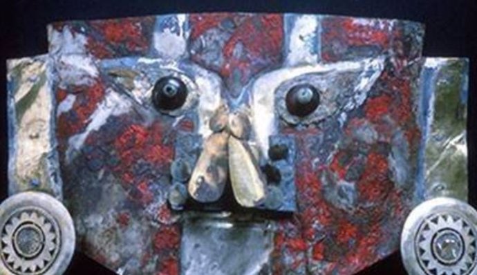 Una muestra de pintura roja tomada de una máscara de 1000 años excavada en una tumba de Sicán en Perú contiene sangre humana y proteínas de huevo de ave, además de un pigmento rojo.