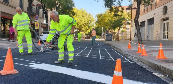 Trabajos de repavimentación en la avenida de Miraflores, en Sevilla.