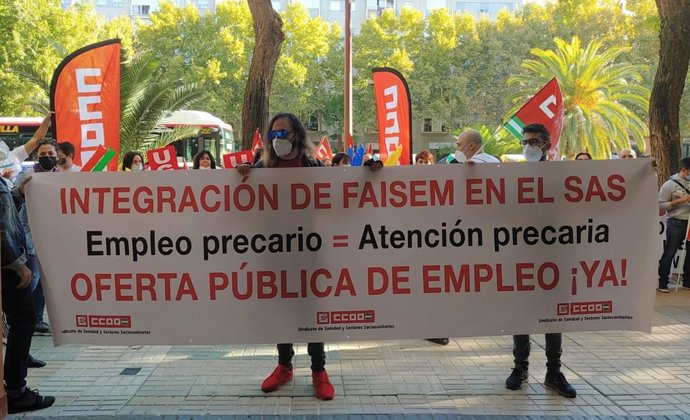 Concentración de CCOO de Sevilla en defensa de la plantilla de la Fundación Faisem.