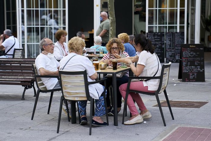 Archivo - Varias personas en la terraza de una cafetería