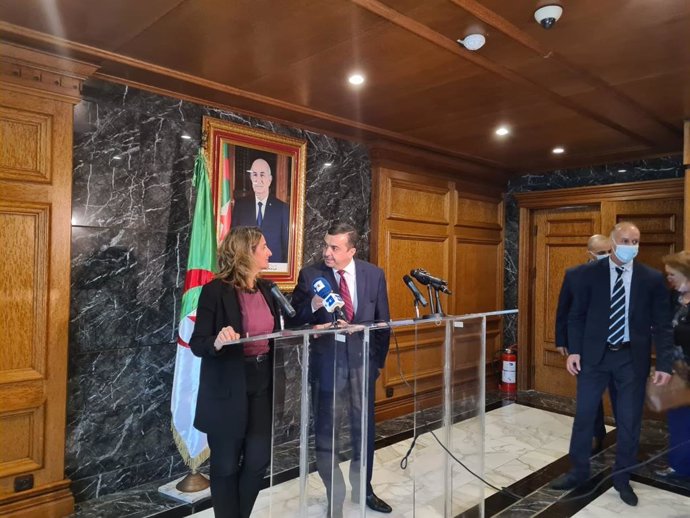 La vicepresidenta Teresa Ribera junto al ministro argelino de Energía, Mohamed Arkab